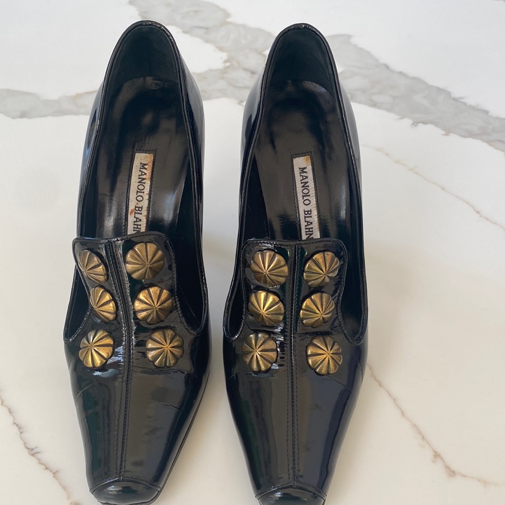Ladies Manolo Blahnik black patent leather heels with gold embellishments